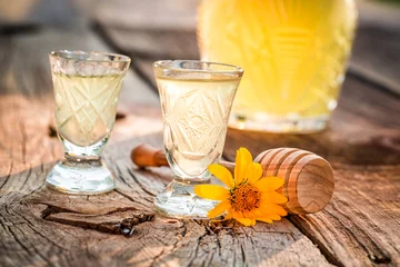Crédence de cuisine en verre imprimé Bar Sweet homemade liqueur made of honey and alcohol