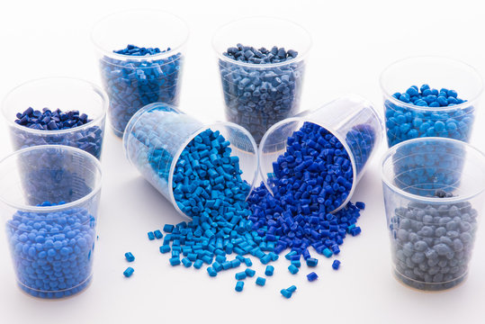 Variation von blauen Kunststoffgranulaten