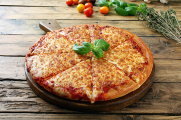 pizza margherita su sfondo tavolo legno rustico