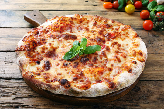 pizza con formaggio su sfondo tavolo di legno