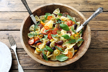 pasta italiana, insalata vegetariana con pomodori e verdure