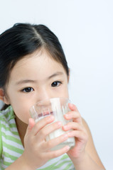 ミルクを飲む日本人の女の子