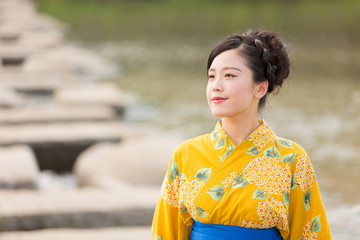 浴衣を着た女性