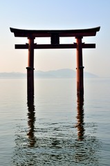 滋賀　白髭神社　湖畔の鳥居