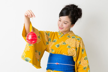 浴衣を着た女性　ヨーヨー