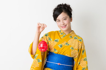 浴衣を着た女性　ヨーヨー