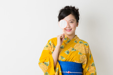 浴衣を着た女性　金魚すくい