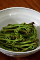 茹でたわらび