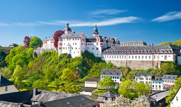 Das barocke Weilburger Schloss über der Lahn in Mittelhessen