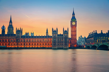 Fototapeta premium Big Ben i Houses of Parliament o zmierzchu w Londynie