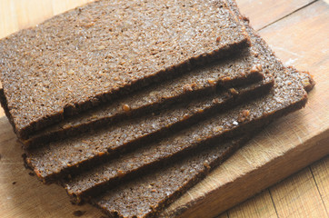 pumpernickel bread slices