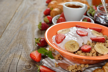 Muesli with yogurt and fresh strawberries