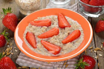 Oatmeal with strawberries