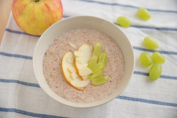 Porridge mit Früchten