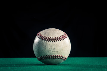 野球のボール,緑と黒の背景