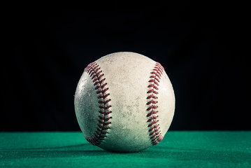野球のボール,緑と黒の背景