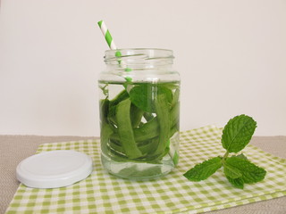 Detox Wasser mit Gurkenschale und Minze