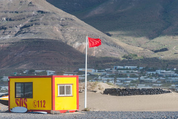 Lanzarote, Kanaren, Spanien, bewachter Badestrand mit roter Flagge