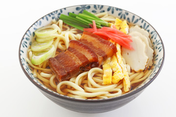 沖縄伝統の三枚肉そば