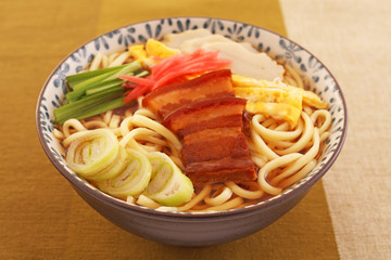 沖縄伝統の三枚肉そば