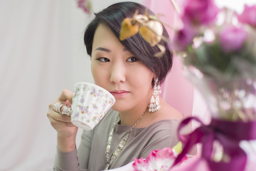 Obraz na płótnie Canvas Korean the girl is drinking tea sitting by the window. 