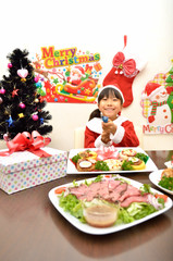 パーティーを楽しむサンタクロース衣装の女の子