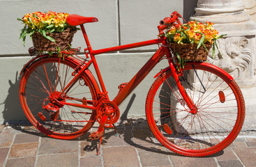 Fototapeta na wymiar Red bicycle with flowers