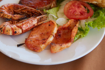 dish with shrimp, bread, lettuce and tomato