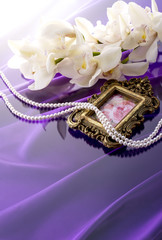 フォトフレームと真珠の背景素材