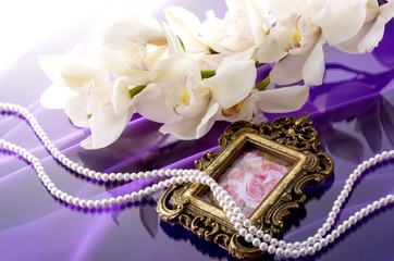 フォトフレームと真珠の背景素材