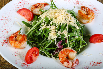 Salad with prawn and rucola