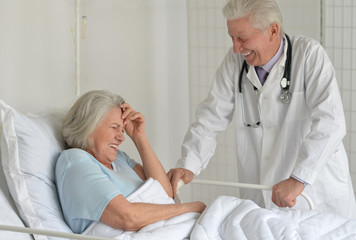 Obraz premium Senior woman in hospital