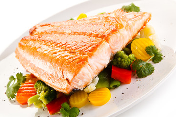 Roasted salmon steak and vegetables 