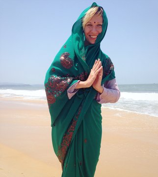 white woman in traditional indian sari woth bindu on forehead