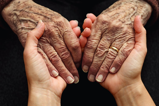 Conforto e aiuto a persone anziane
