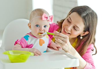 Obraz na płótnie Canvas Baby are eating 