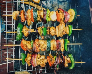 Szaszłyki z kurczaka i warzyw na grilu © nirvana27666
