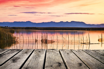 Fototapeta na wymiar amanecer desde el embarcadero del lago