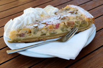 Rhabarber-Kuchen mit Schlagsahne, Schweizer Spezialität, Rhabarber-Wähe mit Schlagrahm, Obstkuchen mit Sahne