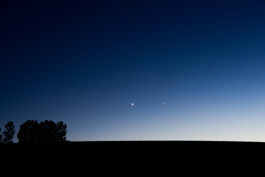夕暮れの丘と金星