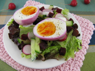 Rote-Bete-Eier auf Salat