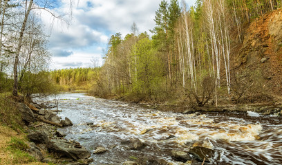 весенний уральский пейзаж с бурной рекой в лесу, Россия © 7ynp100
