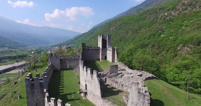 Castello di Grosio in Valtellina - Ripresa aerea - (Provincia di Sondrio)