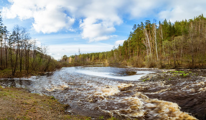 весенний уральский пейзаж с бурной рекой в лесу, Россия