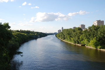 Fototapeta na wymiar River in the city