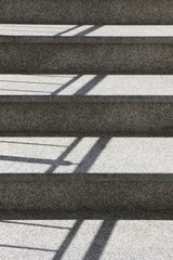 Schatten eines Geländers auf einer Treppe, Licht und Schatten an einer Außentreppe