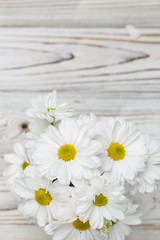 Obraz premium white flowers on wooden background