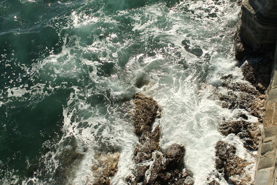 Onde che si infrangono sulle rocce
