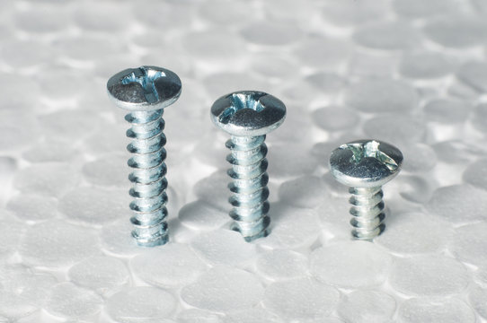 Distindas medidas de tornillos