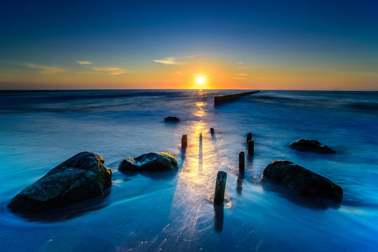 Fototapeta Piękny zachód słońca nad morzem